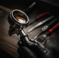 Limpieza profunda de máquina espresso con backflush en Bogotá